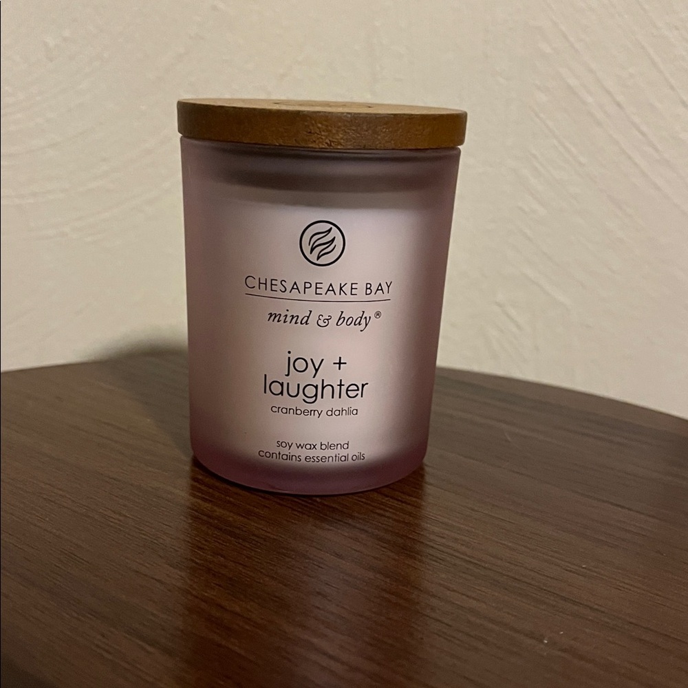 Chesapeake Bay Cranberry Dahlia Candle with Wooden Lid